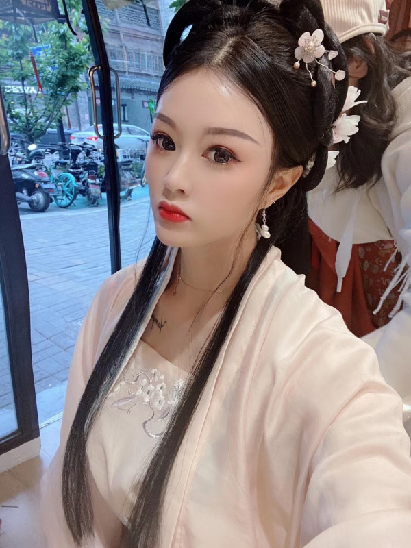 新街口古装美女甜甜